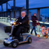 scooter-electrico-personas-mayores-S400-con-señor-mayor