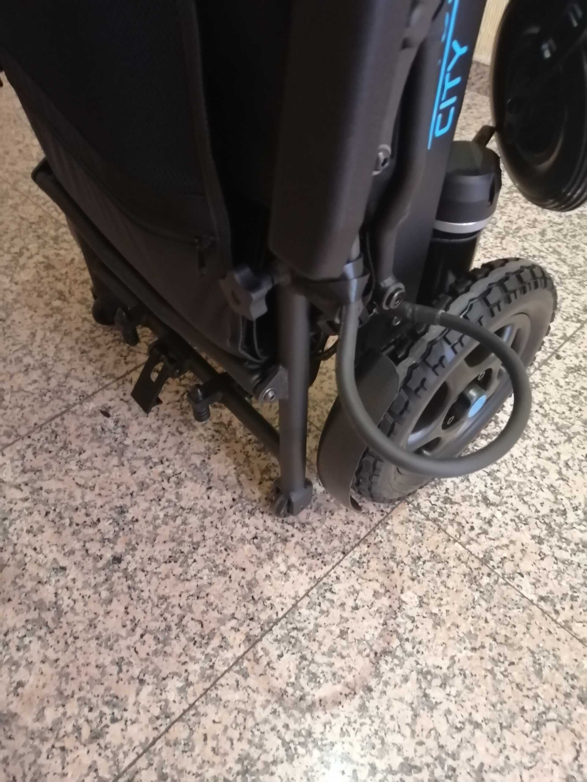 Silla Eléctrica PLEGABLE y fácil de transportar gracias a sus ruedas extra